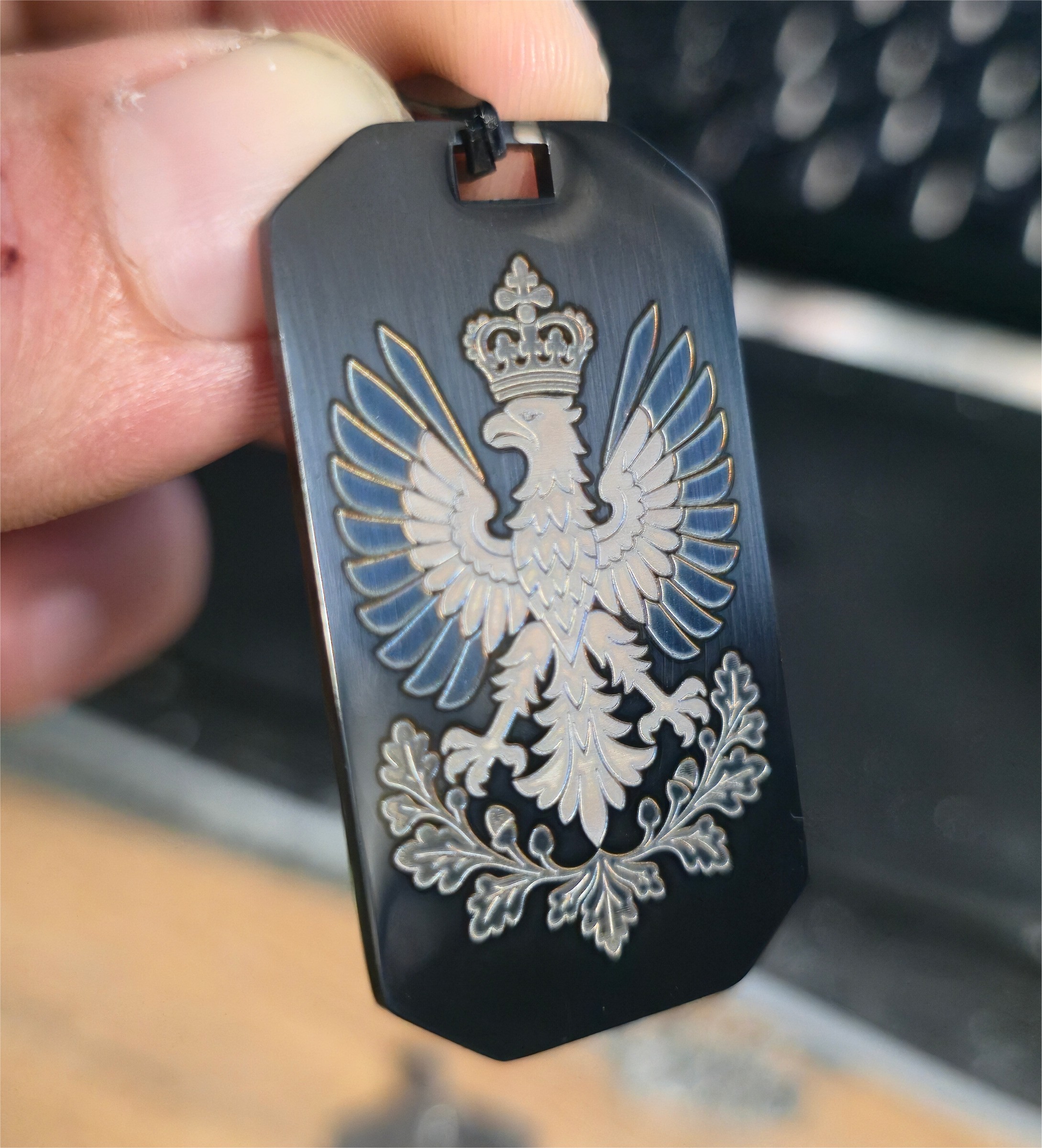 Nieśmiertelnik z orłem w koronie i kolorowym grawerem